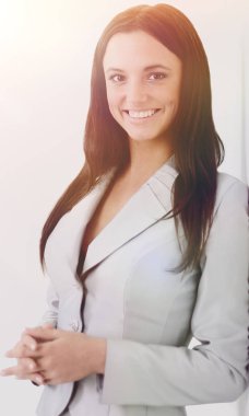 İş kadını gülümseyen, gri arka plan üzerinde izole. çapraz kol