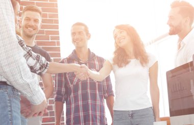 Genç tasarımcılar ve istemci el sıkışma