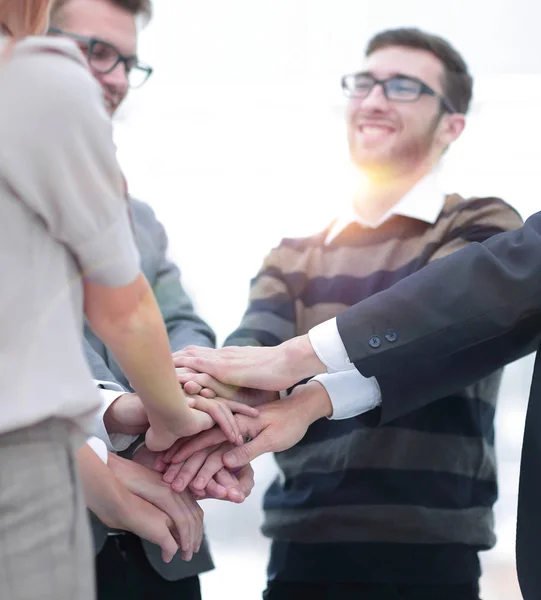 Colegas de negocios con sus manos apiladas juntas — Foto de Stock