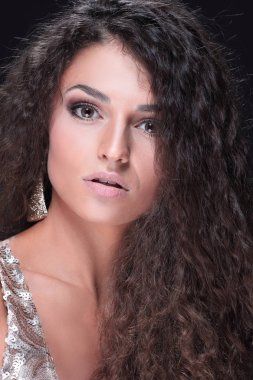 Saç stili dalgalı bukleler