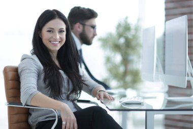 özenli bir iş kadını belgeleriyle çalışma