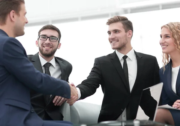 Handdruk van mensen uit het bedrijfsleven bij zakelijke bijeenkomst in het kantoor — Stockfoto