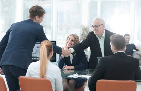 Socios de negocios dan la mano en la sala de conferencias — Foto de Stock