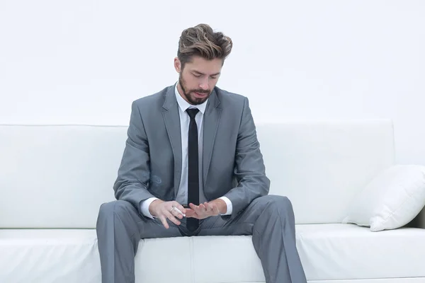 Empresário bem sucedido sentado em um terno fuma — Fotografia de Stock