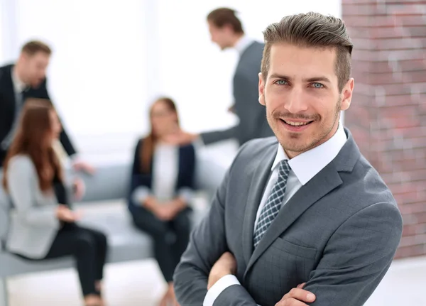 Joven en traje de negocios sonriendo — Foto de Stock