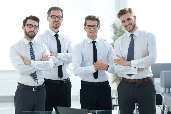 Retrato de uma equipe de negócios bem sucedida que está perto do desktop — Fotografia de Stock