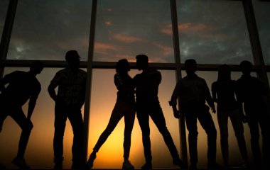 gençlerin büyük bir pencere arka planda Grup