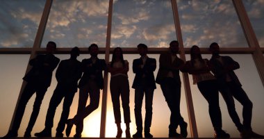 tam büyüme. iş takım ayakta ofis pencere yakınındaki