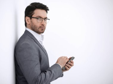 Akıllı telefonunda SMS yazan kendine güvenen iş adamı