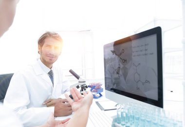 Bir güzel laboratuvar kadın test ve deneyler