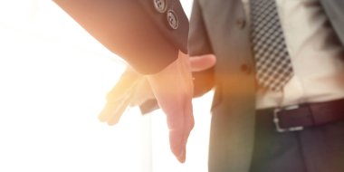 İki iş adamı el sıkışacak.