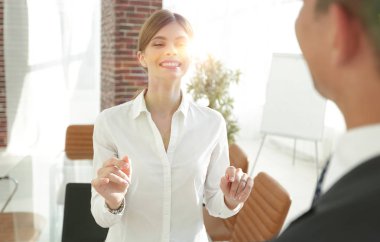 Tarafsız bakış. Tamamen büyümüş. Kendine güvenen genç bir kadın güvenli bir şekilde ilerliyor..