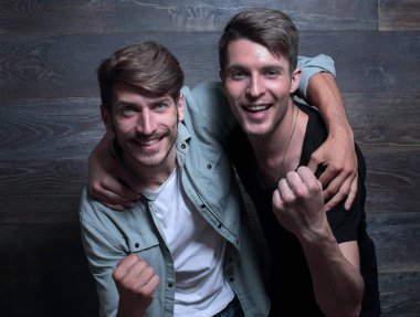 İki neşeli çocuklar