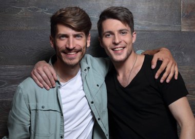 İki neşeli çocuklar