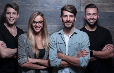 bir grup genç insanlar stand ve gülümseme