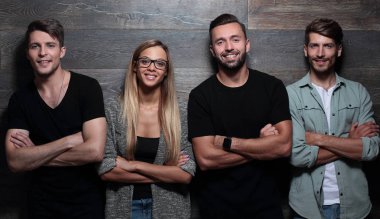 Genç insanların rahat kıyafetler içinde Şirket