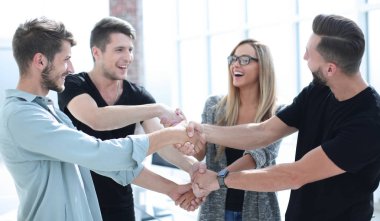 üst üste ofisinde mutlu gülümseyen iş takım ayakta.