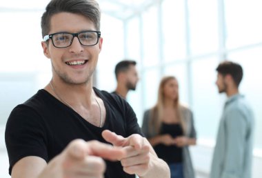 gözlük takan yakışıklı işadamı portresi