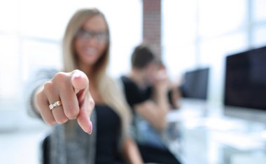 kız bir parmak işaret vasıl belgili tanımlık perde