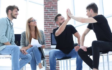 Rüya takım modern ışık ofisinde yeni bir proje üzerinde çalışıyor.