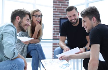 Yeni projede çalışan ve gülümseyen iş takım
