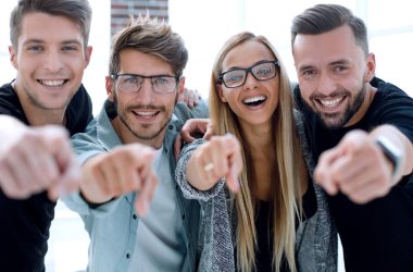 Öğrencilerin iş performansta sevinirler.