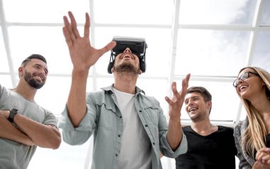 Doktor insan iskeletini incelemek için artırılmış gerçeklik gözlüğü kullanıyor.