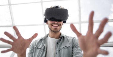 VR kulaklık iş deneyimi, meraklı adam için