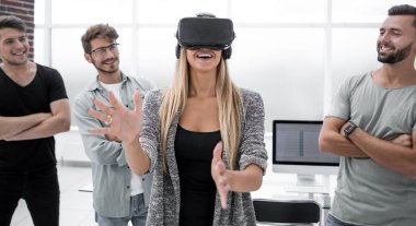 Sanal gerçeklik uygulamaları ve oyunları üzerinde çalışan iş takım