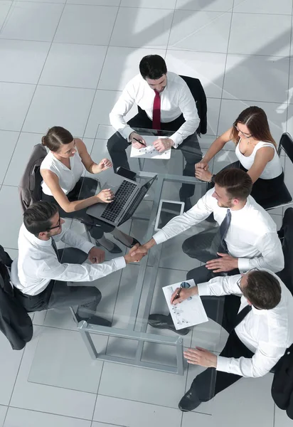 Equipe de negócios discutindo juntos planos de negócios — Fotografia de Stock