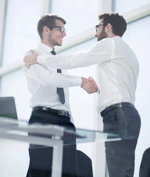 Vänliga handslag av affärskollegor — Stockfoto