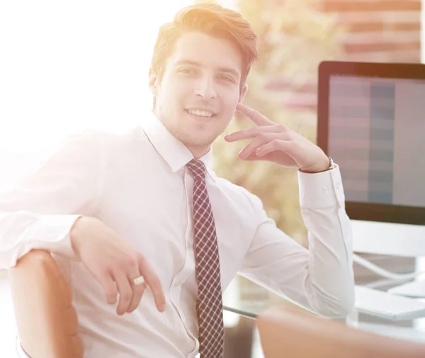 Mitarbeiter sitzt vor einem Computerbildschirm — Stockfoto