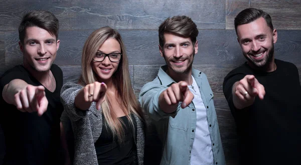 Amigos están de pie cerca de la pared — Foto de Stock