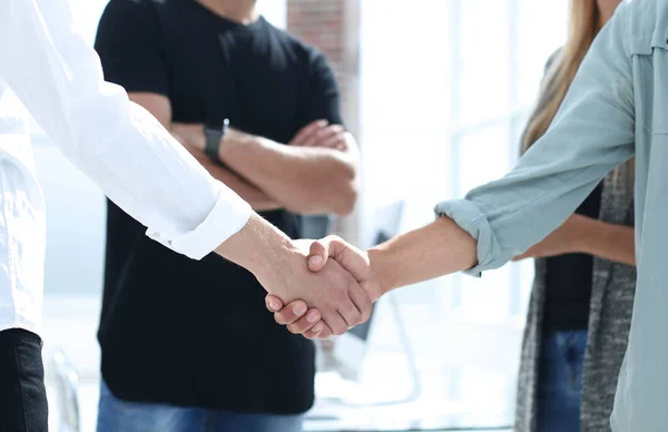 Twee collega's handshaking na vergadering. — Stockfoto