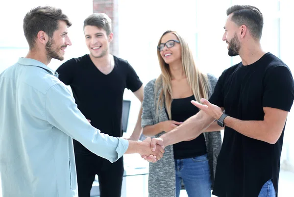 Kollegen beim Händeschütteln nach dem Treffen. — Stockfoto