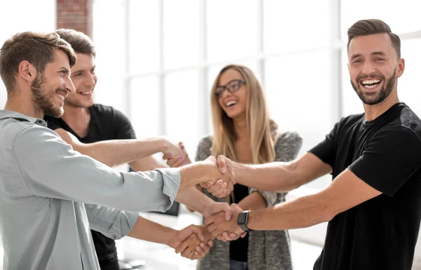 Gelukkig lachend zakelijke team staan in een rij op kantoor. — Stockfoto