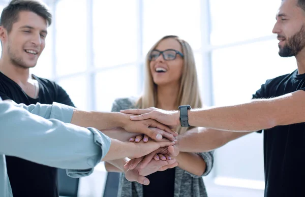 Os empresários dão as mãos. Conceito de trabalho em equipa . — Fotografia de Stock