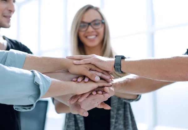 Gente de negocios trabajo en equipo apilar las manos — Foto de Stock