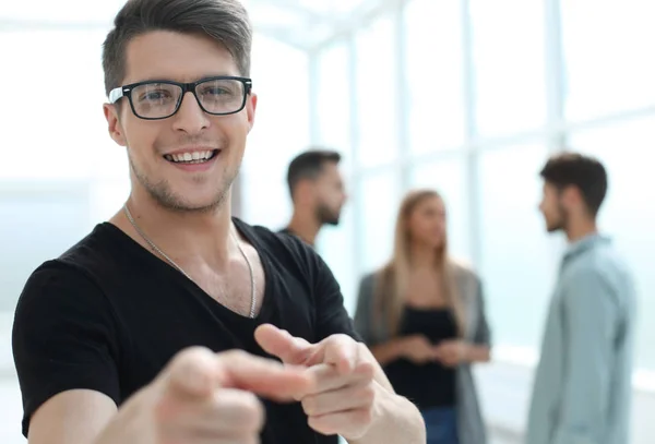 Portrait d'un bel homme d'affaires portant des lunettes — Photo