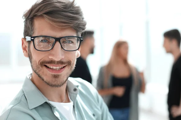 Portrét muže s úsměvem v brýlích — Stock fotografie