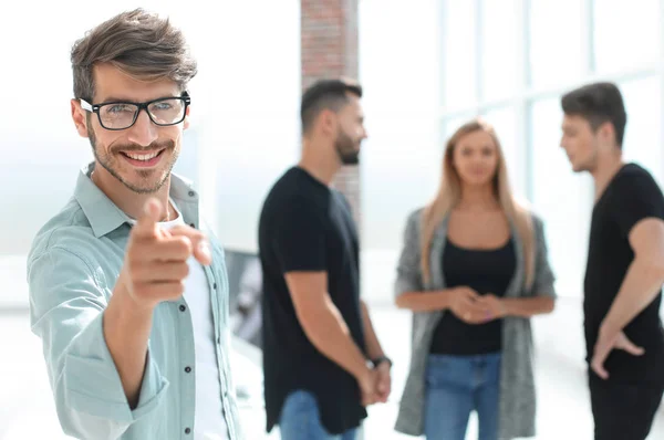 Grupo de jovens empresários felizes em uma reunião no escritório — Fotografia de Stock