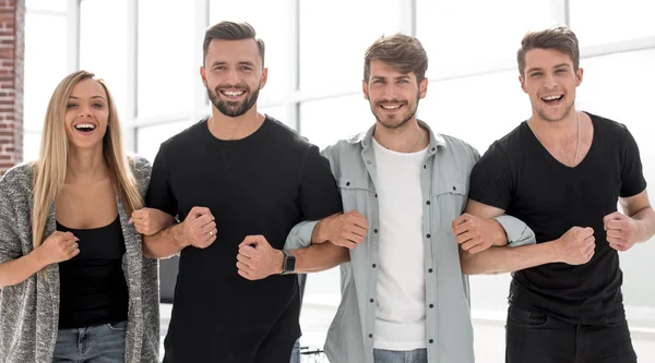 Glimlachend Business team op kantoor en kijk naar de camera — Stockfoto