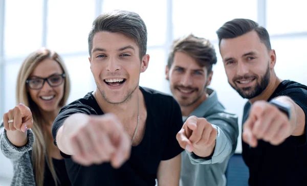 Cuatro jóvenes especialistas en estudio moderno — Foto de Stock