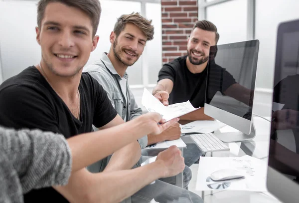 Groupe de jeunes gens d'affaires discutant du plan d'affaires à l'immeuble de bureaux de démarrage moderne — Photo