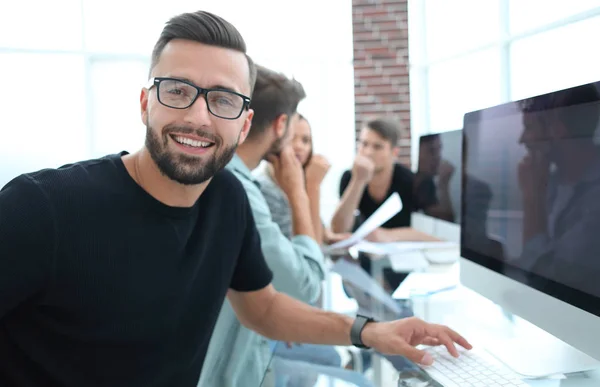 Team young professionals having casual discussion in office — Stock Photo, Image