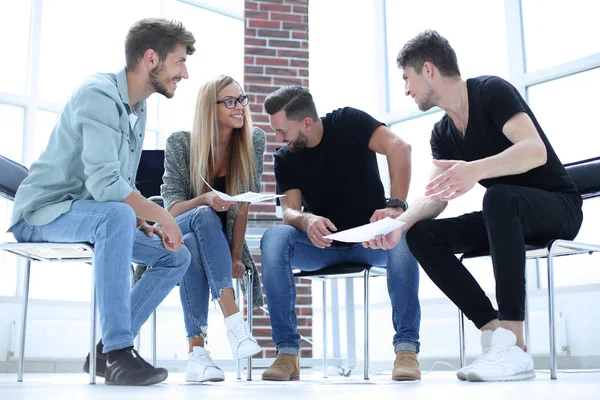 Equipo de compañeros de trabajo trabajando en un nuevo proyecto de startup en una oficina moderna — Foto de Stock