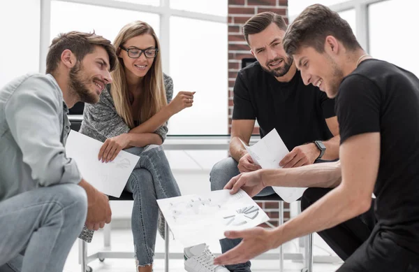 Equipo empresarial trabajando en un nuevo proyecto y sonriendo — Foto de Stock