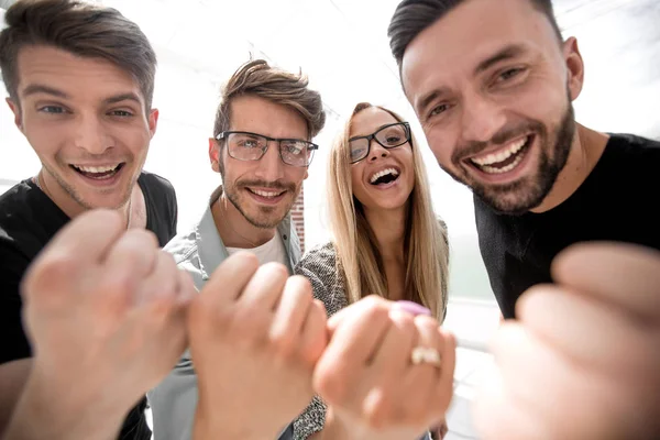 Vänner fira segern på kontoret — Stockfoto