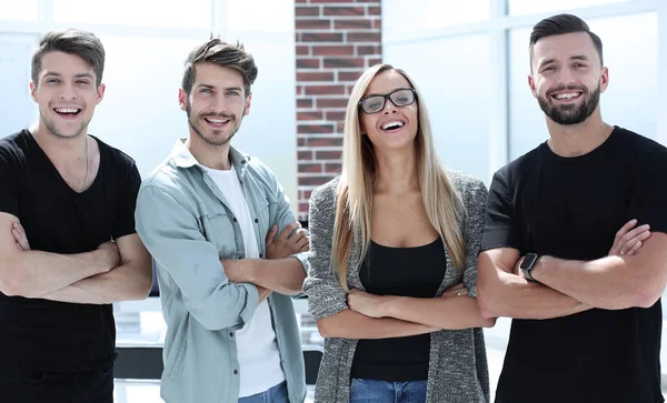 Multi etnische gezelschap van jonge mooie vrienden van meisjes en jongen — Stockfoto