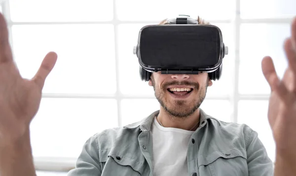 Vr headset voor bedrijfservaring, nieuwsgierig man — Stockfoto